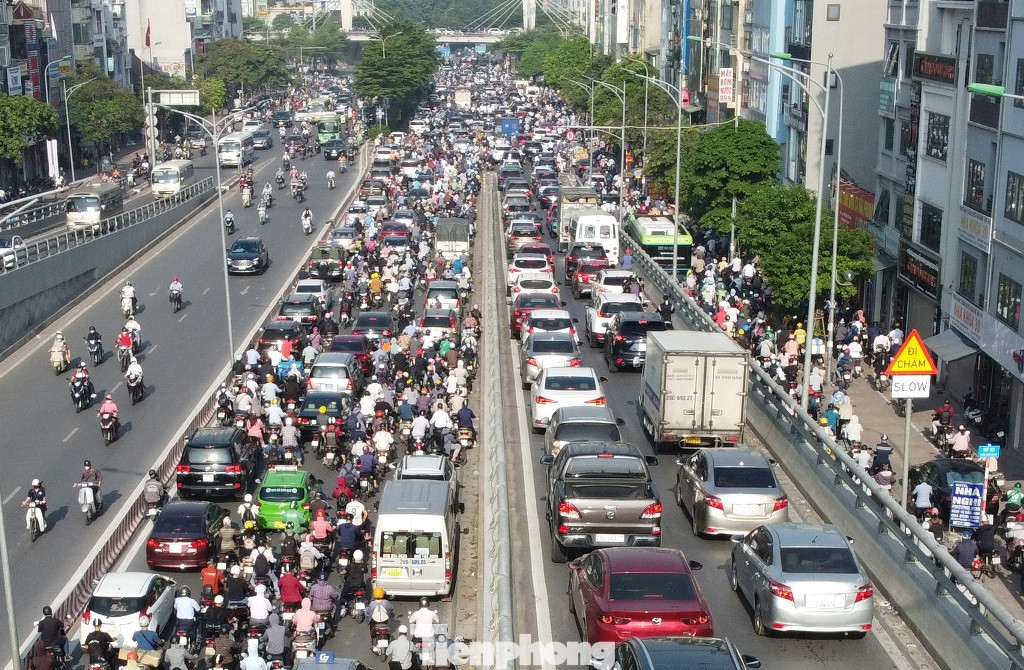 Sáng 4/10, Ngã Tư Sở ùn tắc như "nêm" ở hầu hết các chiều đường dưới thấp và trên cao.