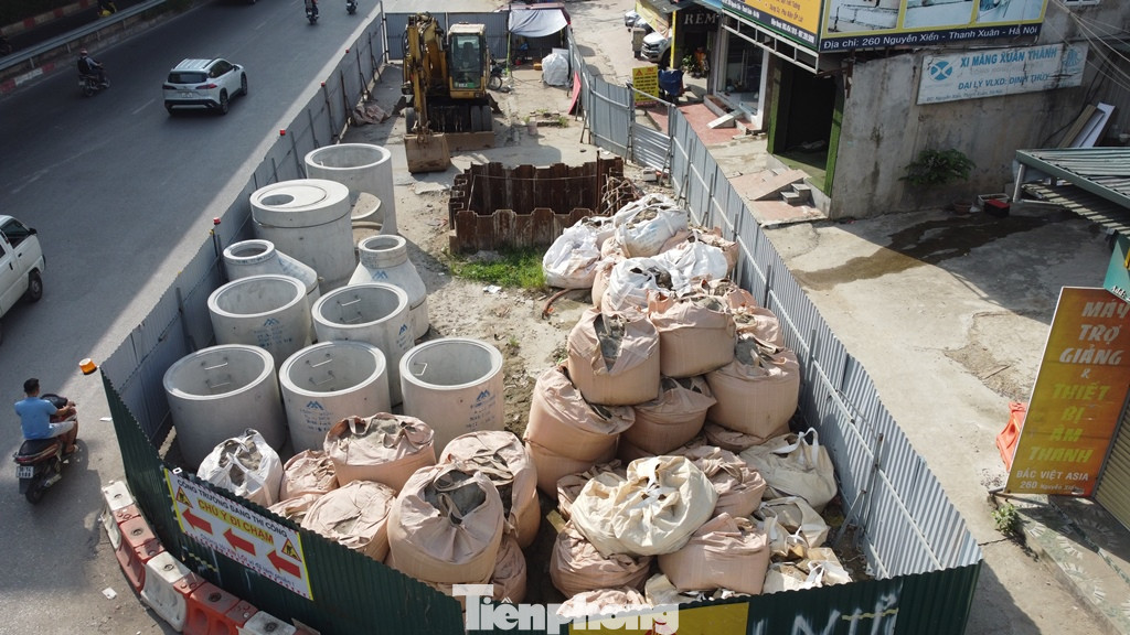 Bên trong công trường thi công vẫn ngổn ngang, chưa biết ngày nào xong. Bên trong công trường thi công vẫn ngổn ngang, chưa biết ngày nào xong.