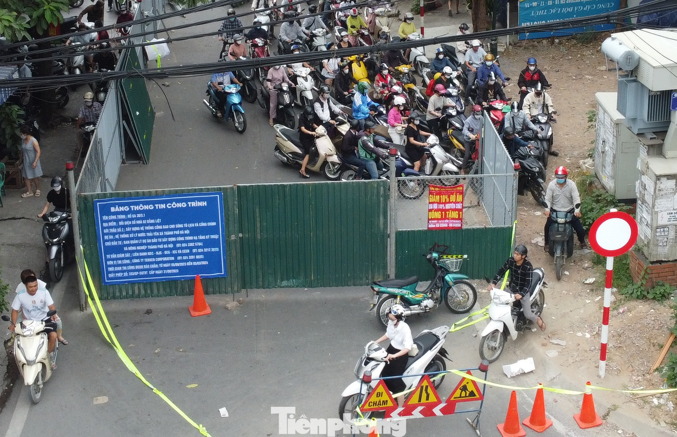 Do không có biển báo từ xa, thiếu người điều tiết hướng dẫn có hiệu quả nên sáng nay nhiều người và phương tiện tham gia giao thông trên đường Vành đai 3 và phố Bằng Liệt bị bất ngờ, phải chui rào để đi làm.