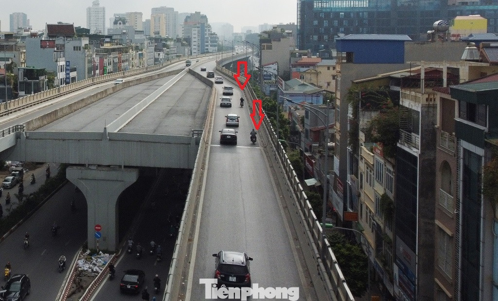 Xe máy nối đuôi nhau chạy ở đường trên cao Vành đai 2 đoạn Ngã Tư Sở - Ngã Tư Vọng.