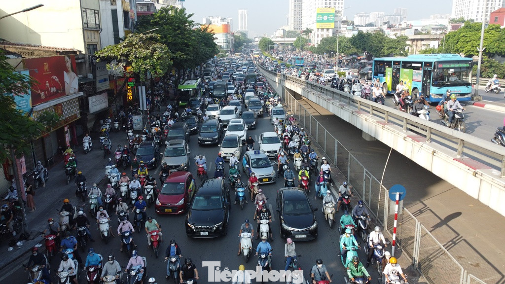 Đường Nguyễn Trãi chiều Thanh Xuân dẫn đến nút giao Ngã Tư Sở ùn tắc kéo dài cả km, phương tiện di chuyển như "rùa bò" trên đường.