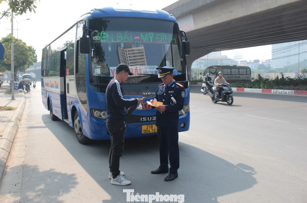 Hai trường hợp xe khách gồm 98B-00968 và 21B-00472 được TTGT phát hiện sau khi từ bến Mỹ Đình ra đã dừng đỗ sai quy định trên đường.