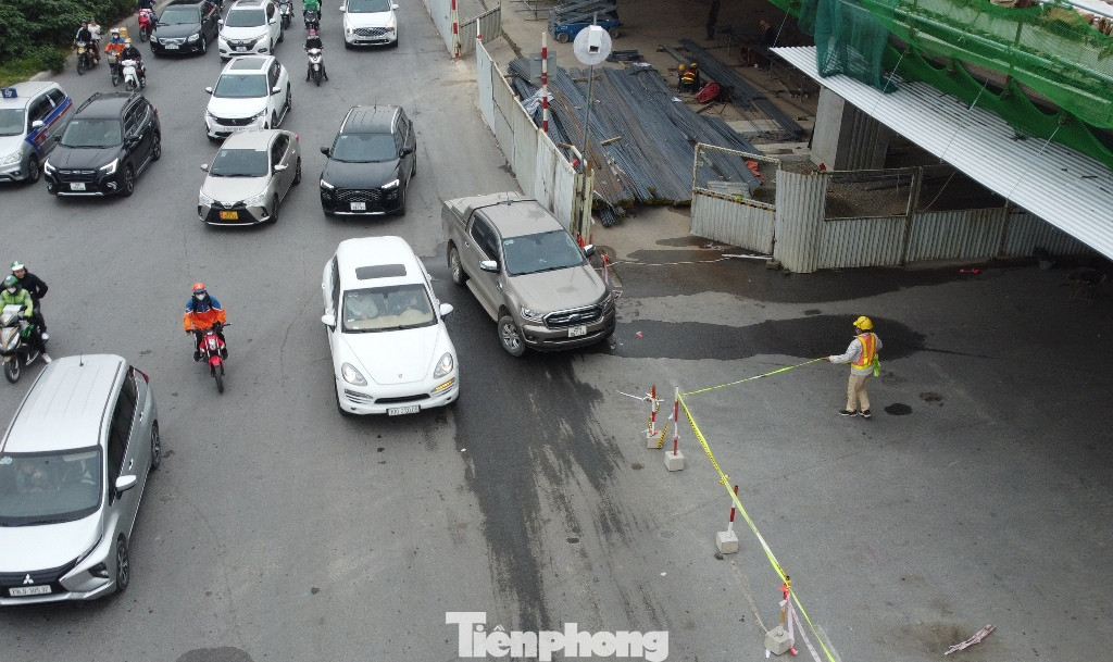 Hướng Xuân Thủy (Cầu Giấy) đi Hồ Tùng Mậu (Nam Từ Liêm) cũng có 8 làn xe, nhưng hiện nay đang bị hàng rào thu nhỏ, chỉ để lại 2 làn xe/chiều.