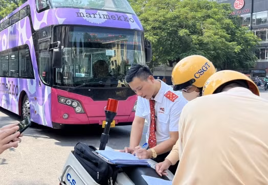 Đầu xe lộ màu hồng vàng theo nguyên bản sau khi tài xế bóc lớp biển quảng cáo, đồng thời ký vào biên bản vi phạm.