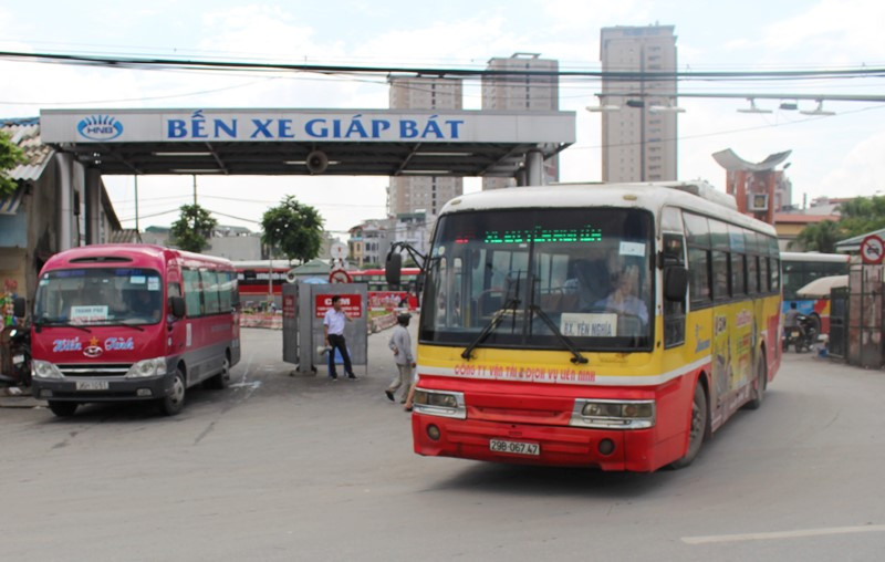 Cả lượng khách đi xe buýt và đến bến xe Hà Nội đều tăng cao. Ảnh: Anh Trọng