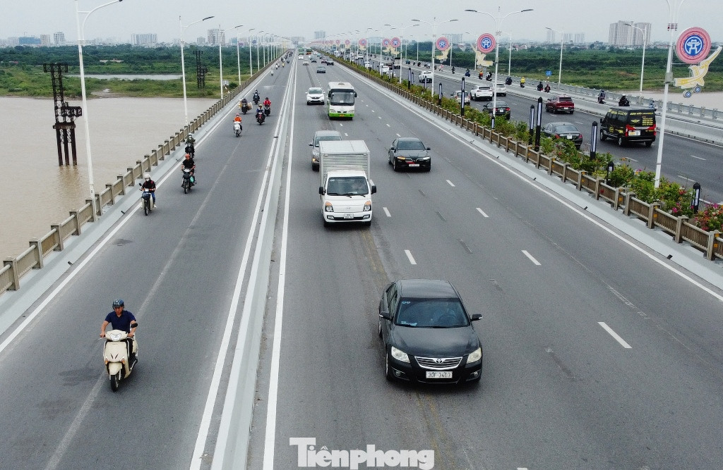 Việc hai chiều cầu Vĩnh Tuy được tổ chức giao thông đồng bộ, tách các dòng phương tiện xe máy và ô tô dẫn đến giao thông đi lại nhịp nhàng, giải quyết được xung đột. Việc hai chiều cầu Vĩnh Tuy được tổ chức giao thông đồng bộ, tách các dòng phương tiện xe máy và ô tô dẫn đến giao thông đi lại nhịp nhàng, giải quyết được xung đột.