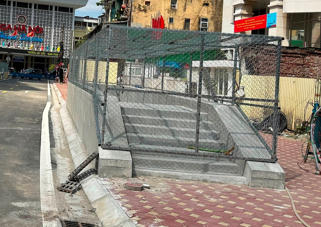 Trên vỉa hè phố Trần Hưng Đạo dự kiến sẽ có nhiều cửa hầm đi xuống ga ngầm S12 (trong ảnh là một cửa ngầm trên vỉa hè phố Trần Hưng Đạo vừa xây xong, được đơn vị thi công rào lại để đảm bảo an toàn).