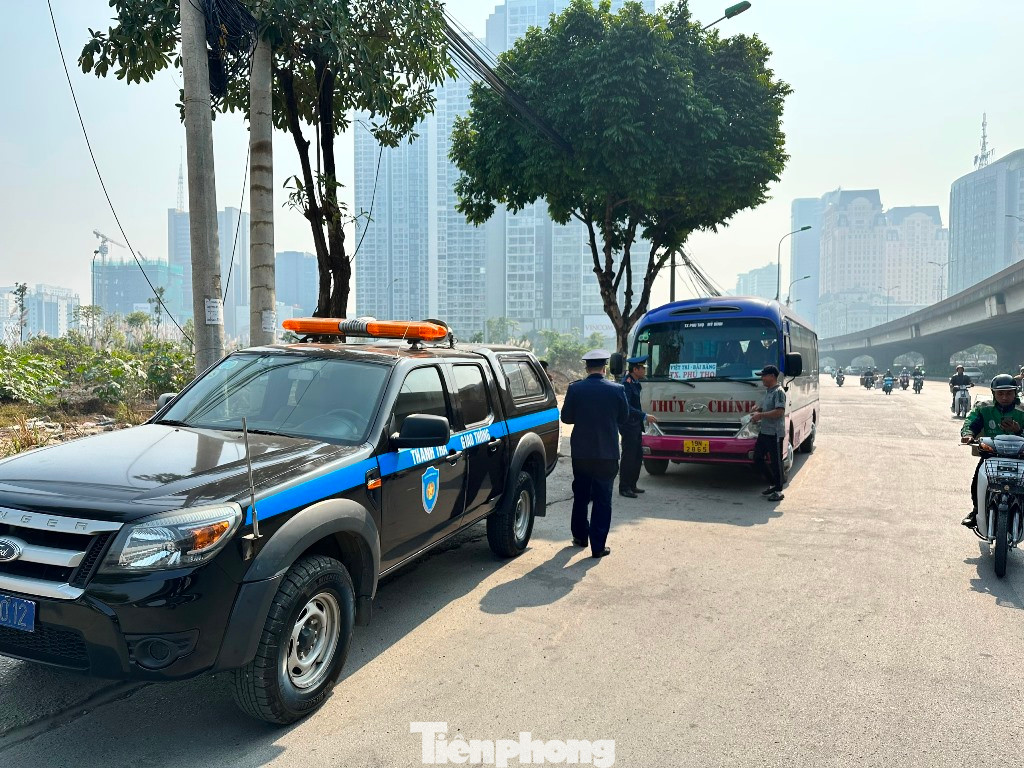 Trên tuyến đường Phạm Hùng, Đội Thanh tra Nam Từ Liêm (Thanh tra Sở GTVT Hà Nội) được phân công tuần tra, kiểm soát, xử lý xe khách dừng đỗ không đúng quy định.