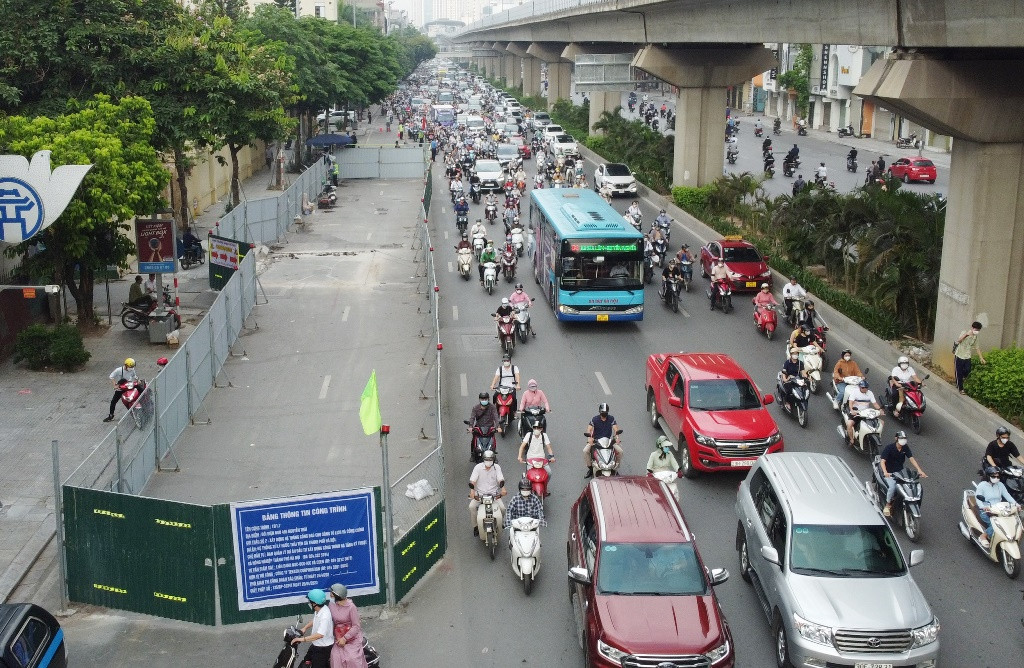 Ùn tắc giao thông trên đường Nguyễn Trãi do công trường xây dựng chiếm lòng đường. Ảnh: Anh Trọng.