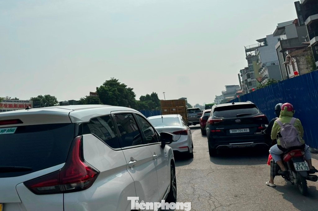 Ùn tắc vào giờ cao điểm sáng 1/11 theo hướng cầu Nhật Tân - Yên Phụ.