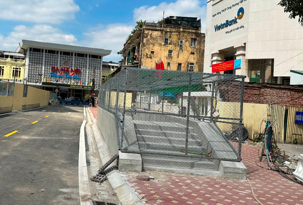 Sau 4 năm rào đường Trần Hưng Đạo để thi công ga ngầm S12 (dự án Metro Nhổn - ga Hà Nội), đến nay đơn vị thi công đã hoàn thành cơ bản việc đào ngầm bên dưới và thi công công trình (cửa ga) bên trên.