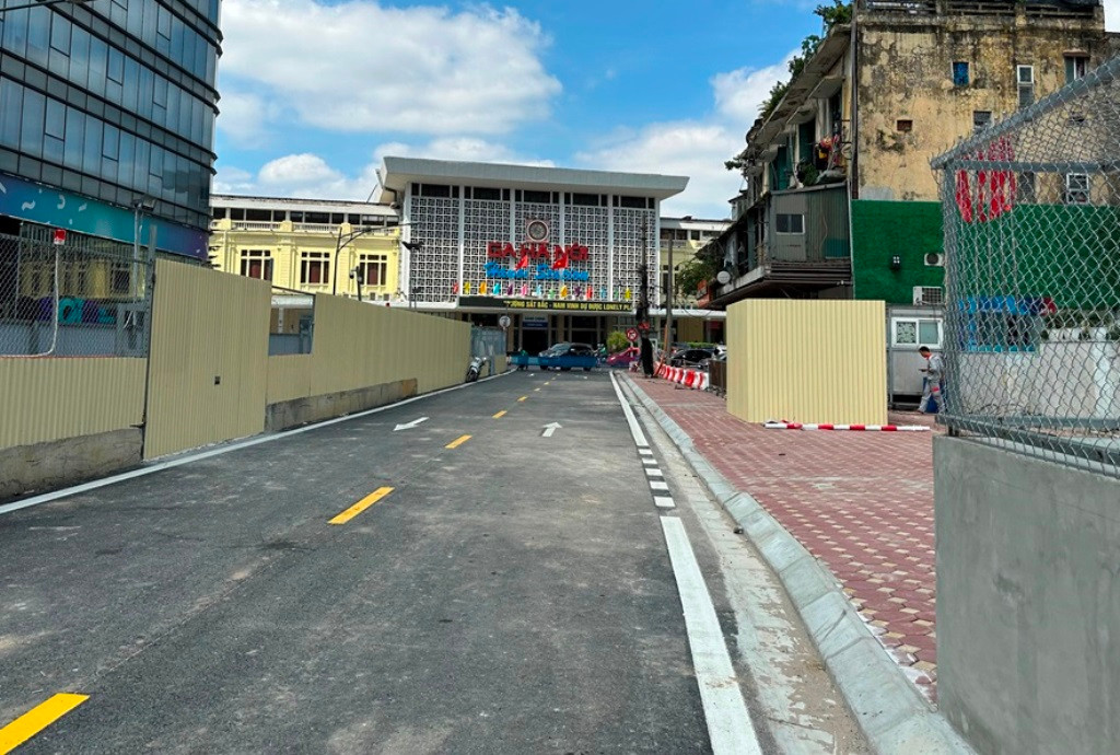 Hiện một nửa lòng đường phố Trần Hưng Đạo chiều Phan Bội Châu - ga Hà Nội đã được hoàn trả, thảm nhựa để chuẩn bị phục vụ giao thông đi lại.