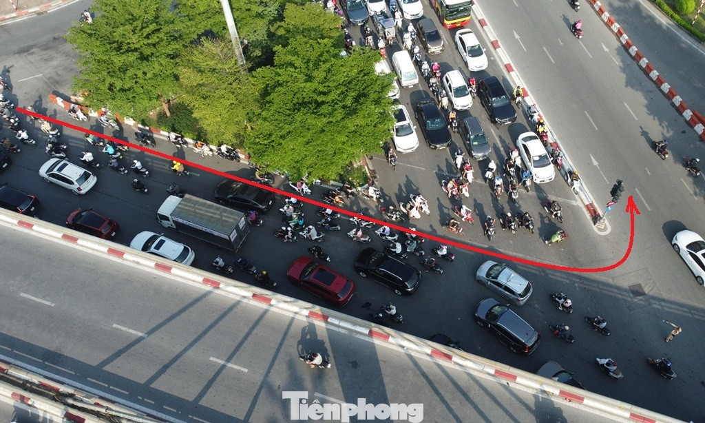 Để không phải vòng xa, một số xe máy hiện nay đang đi ngược chiều trên đường Nguyễn Trãi để sang đường Láng (mũi tên đỏ).