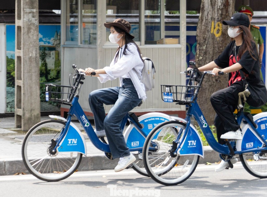Xe đạp công cộng Hà Nội được người dân sử dụng trên đường. Ảnh: Trọng Tài