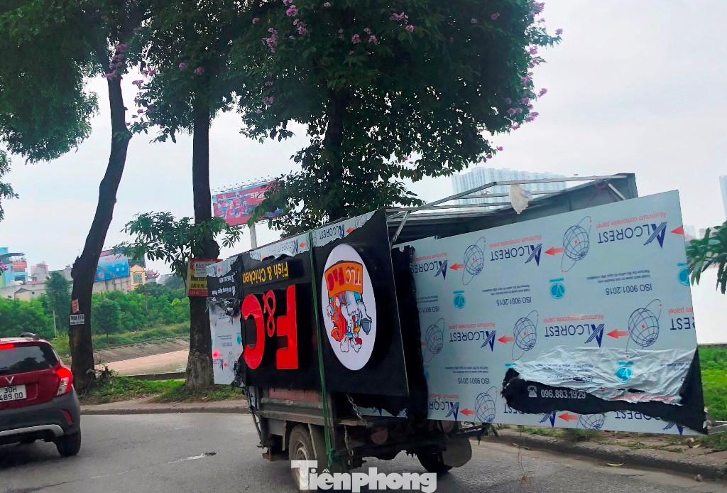 Xe chở hàng cồng kềnh là phương tiện dễ gây tai nạn cho người tham gia giao thông.