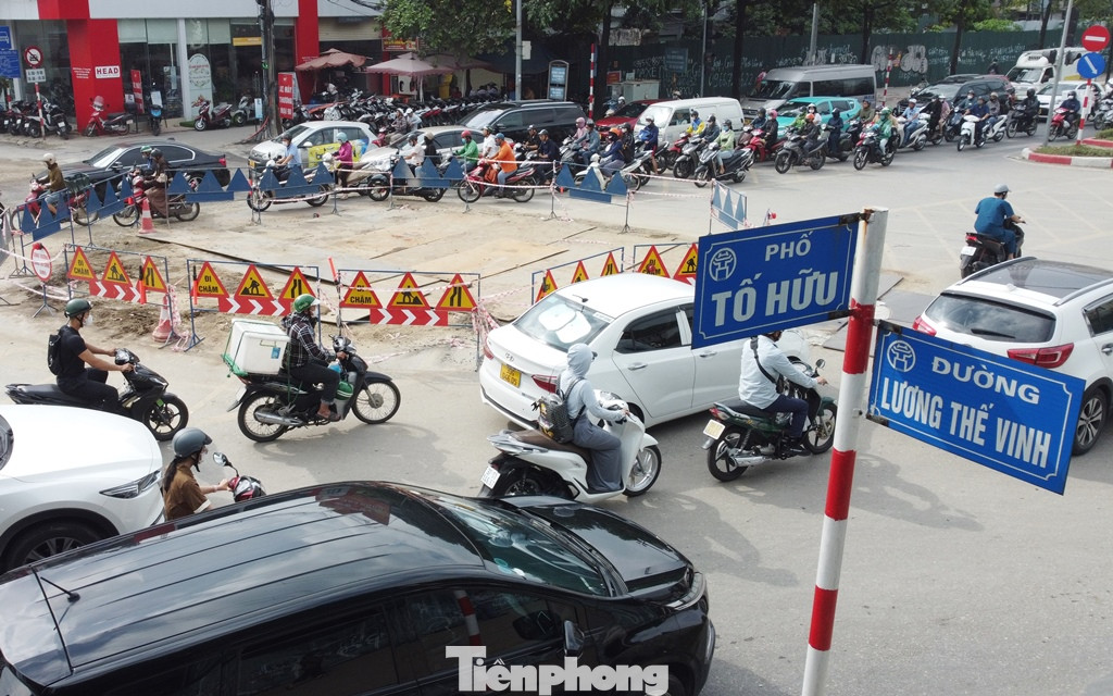 Vị trí rào đường để thi công đường ống ngầm diễn ra ngay giữa nút giao Tố Hữu - Lương Thế Vinh.