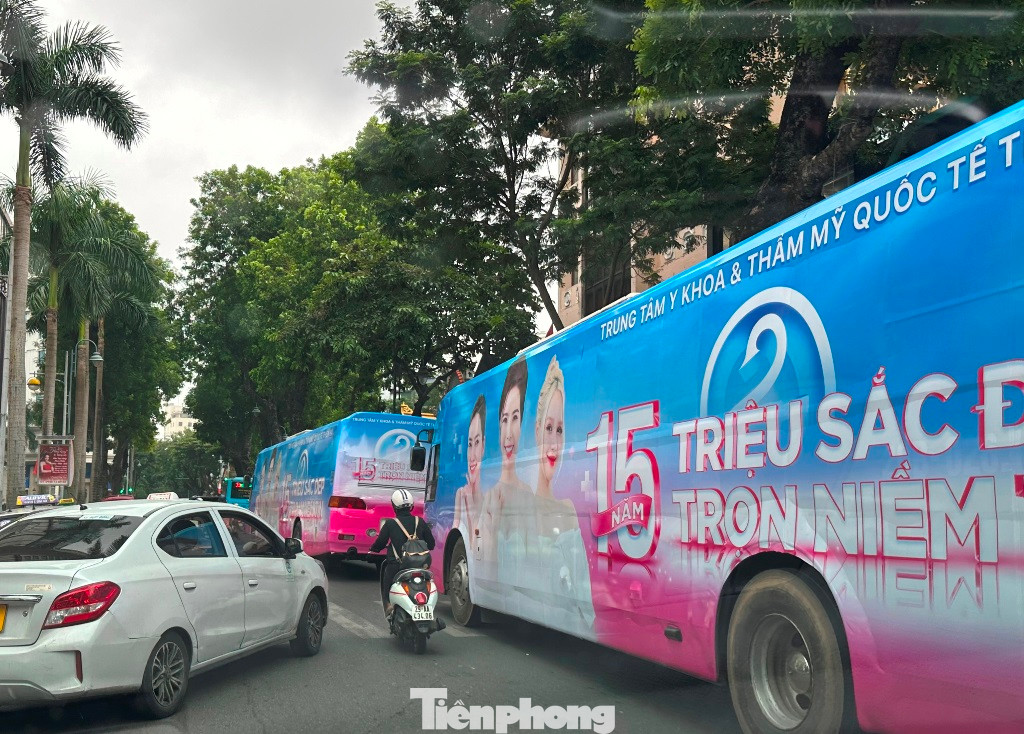 Khi các xe trùm quảng cáo đi qua các ngã ba, ngã tư, xe tham gia giao thông đành phải đứng im để xe quảng cáo đi qua mới dám di chuyển. Khi các xe trùm quảng cáo đi qua các ngã ba, ngã tư, xe tham gia giao thông đành phải đứng im để xe quảng cáo đi qua mới dám di chuyển.