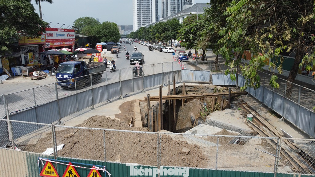Cả năm nay đường Mễ Trì đoạn từ Nguyễn Trãi đến nút giao Tố Hữu - Lê Văn Lương đang chìm trong công trường dự án xử lý nước thải Yên Xá, với đoạn từ nút giao Tố Hữu đến Đại lộ Thăng Long 2 tuần nay lại đang chìm trong lô cốt, hàng rào công trình đường ống nước sạch. Cả năm nay đường Mễ Trì đoạn từ Nguyễn Trãi đến nút giao Tố Hữu - Lê Văn Lương đang chìm trong công trường dự án xử lý nước thải Yên Xá, với đoạn từ nút giao Tố Hữu đến Đại lộ Thăng Long 2 tuần nay lại đang chìm trong lô cốt, hàng rào công trình đường ống nước sạch.