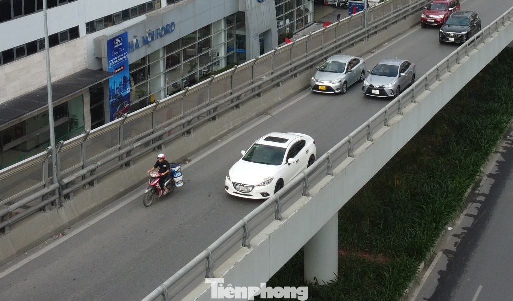 Một số xe máy chở hàng nặng, người điều khiển cũng cố leo dốc để lên đường trên cao.