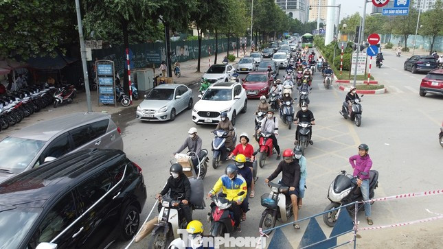 Với đoạn giao với đường Tố Hữu - Lê Văn Lương thường xuyên ùn tắc giao thông do công trường chiếm dụng hoặc mặt đường xấu. Với đoạn giao với đường Tố Hữu - Lê Văn Lương thường xuyên ùn tắc giao thông do công trường chiếm dụng hoặc mặt đường xấu.