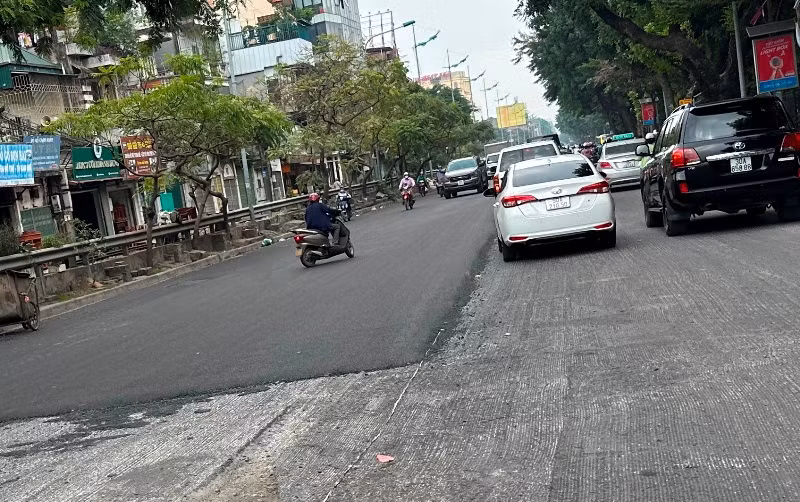 Do một bên đường đã thảm lại, một bên vẫn chưa xong nên đang gây khó khăn ùn tắc cho người, phương tiện tham gia giao thông.