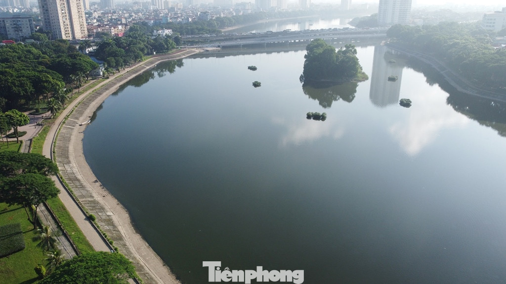 Hồ Linh Đàm phía Công viên Linh Đàm nơi xảy ra sự việc. Hồ Linh Đàm phía Công viên Linh Đàm nơi xảy ra sự việc.