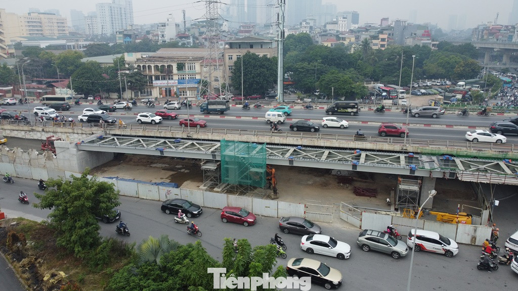 Lâu nay việc lắp các trụ và dầm cầu được tiến hành ở hai đầu cầu. Lâu nay việc lắp các trụ và dầm cầu được tiến hành ở hai đầu cầu.