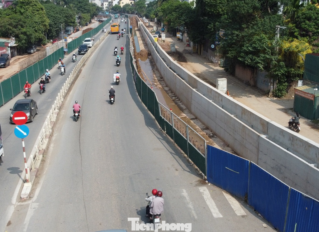 Theo phương án thi công của chủ đầu tư là Ban Quản lý dự án đầu tư xây dựng công trình giao thông Hà Nội, sau khi hạ mặt để mở rộng đường Âu Cơ - Nghi Tàm từ 2 làn đường lên 4 làn xe, dự án cũng xây dựng hệ thống tường chắn bê tông thay thế một phần chiều cao đê đất như hiện nay.