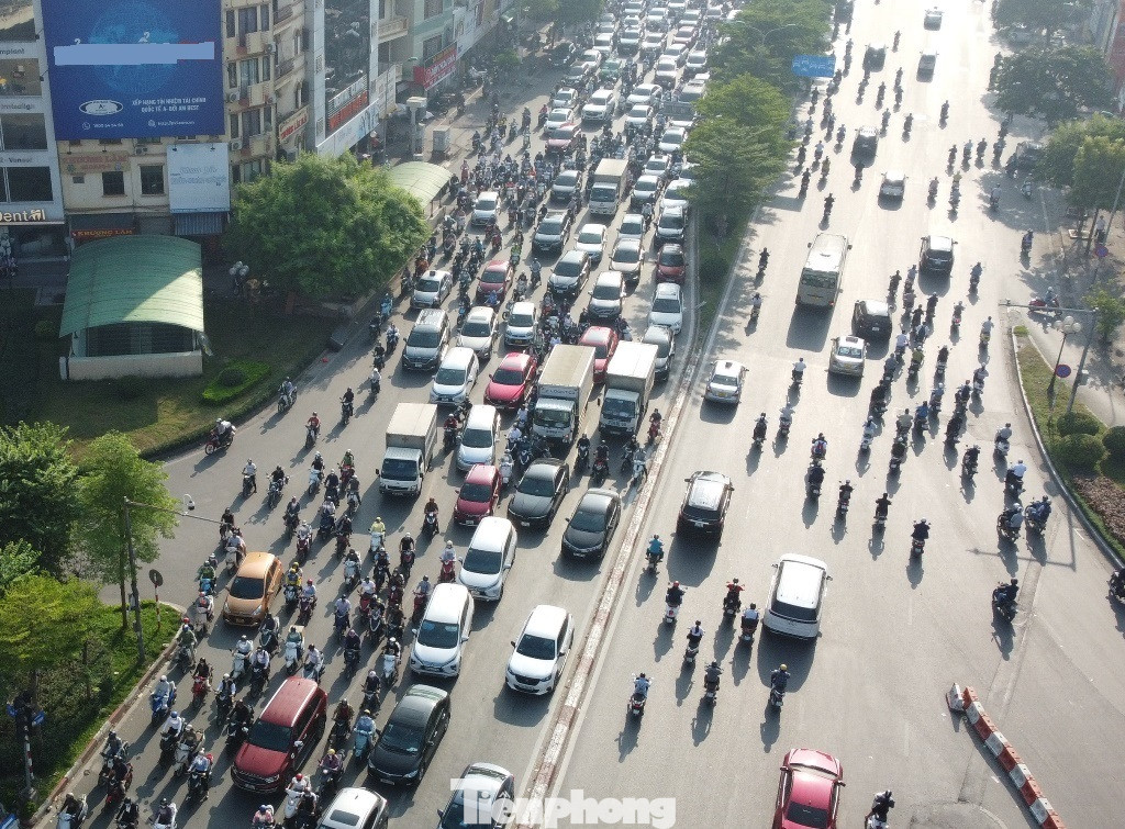 Đường Trường Chinh và đường trên cao Vành đai 2 về Ngã Tư Sở cũng ùn tắc kéo dài.