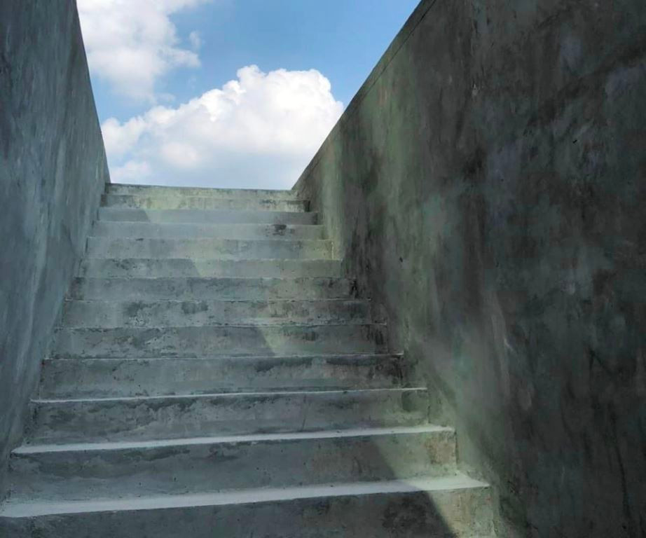 Đường và cầu thang dẫn xuống ga ngầm S12.