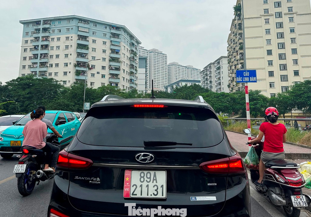 Cầu Bắc Linh Đàm cách cầu Dậu hơn 1 km sáng nay cũng ùn tắc do phố Bằng Liệt bị cấm ra Vành đai 3.