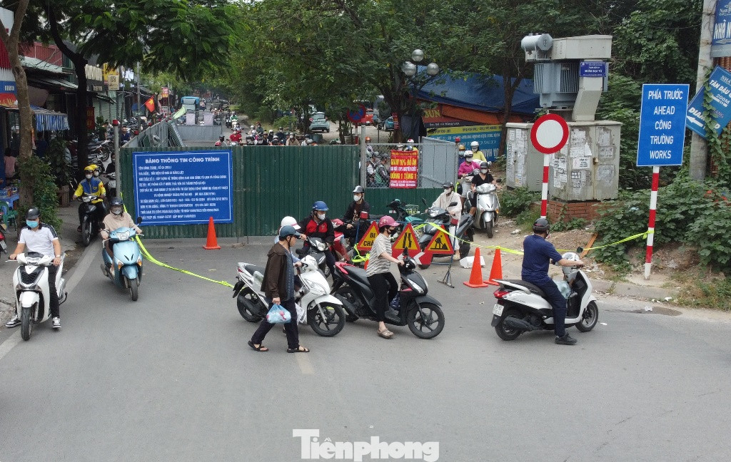 Cùng với đó, xe đi từ KĐT Linh Đàm ra phố Nghiêm Xuân Yêm (Vành đai 3) cũng bị cấm và phân luồng đi theo hướng khác.