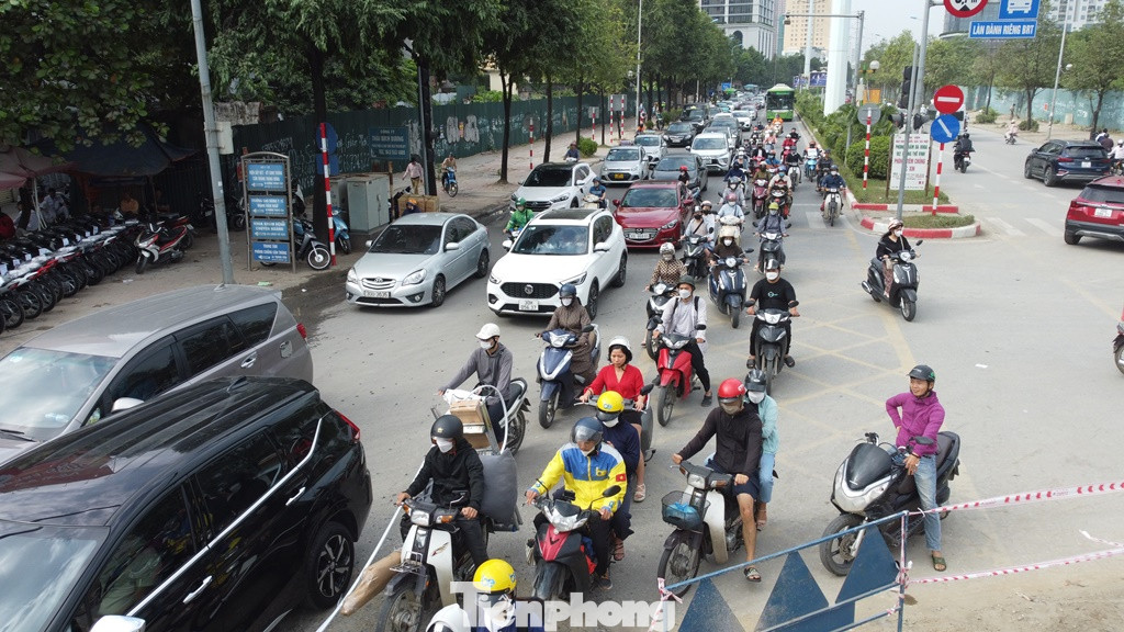 Bình thường đường Tố Hữu hướng đi Lê Văn Lương đã đông phương tiện, nay lòng đường qua nút giao với Lê Văn Lương bị chiếm dụng hơn 2 làn xe trung tâm dẫn đến ùn tắc kéo dài diễn ra.