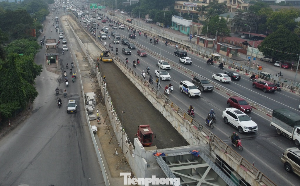 Cùng với đó mố cầu và đường dẫn hai đầu cầu cũng được đẩy nhanh thi công Cùng với đó mố cầu và đường dẫn hai đầu cầu cũng được đẩy nhanh thi công