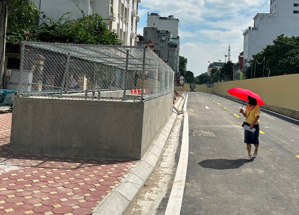 Việc lòng đường, vỉa hè Trần Hưng Đạo được hoàn trả, lát gạch, thảm nhựa mới, cùng với đó cửa ngầm S12 cũng hiện ra trên vỉa hè khiến người dân sống trên tuyến phố này và khách đến ga Hà Nội rất bất ngờ, tò mò.