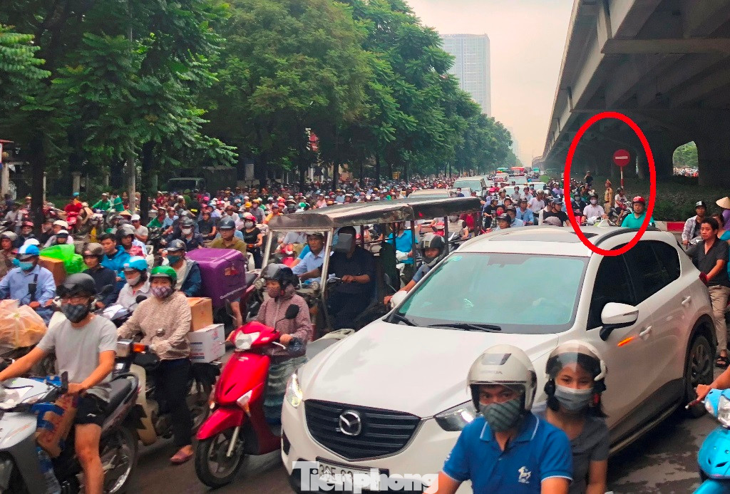 Xe ba bánh tự chế chen lấn giữa dòng người đông đúc vào giờ cao điểm trên đường Vành đai 3.