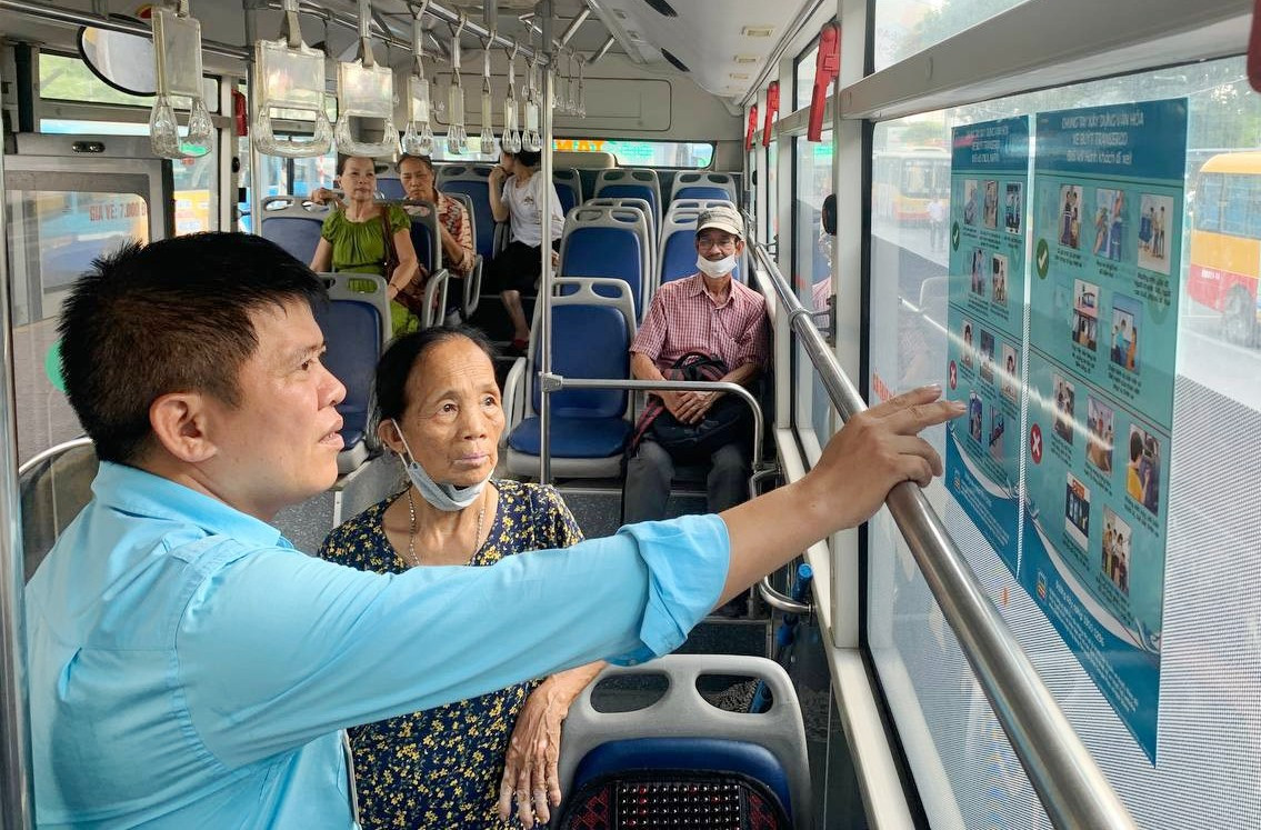 Cùng với hỗ trợ di chuyển, nhân viên xe buýt sẽ xin lỗi hành khách khi xe gặp sự cố trên đường. Cùng với hỗ trợ di chuyển, nhân viên xe buýt sẽ xin lỗi hành khách khi xe gặp sự cố trên đường.