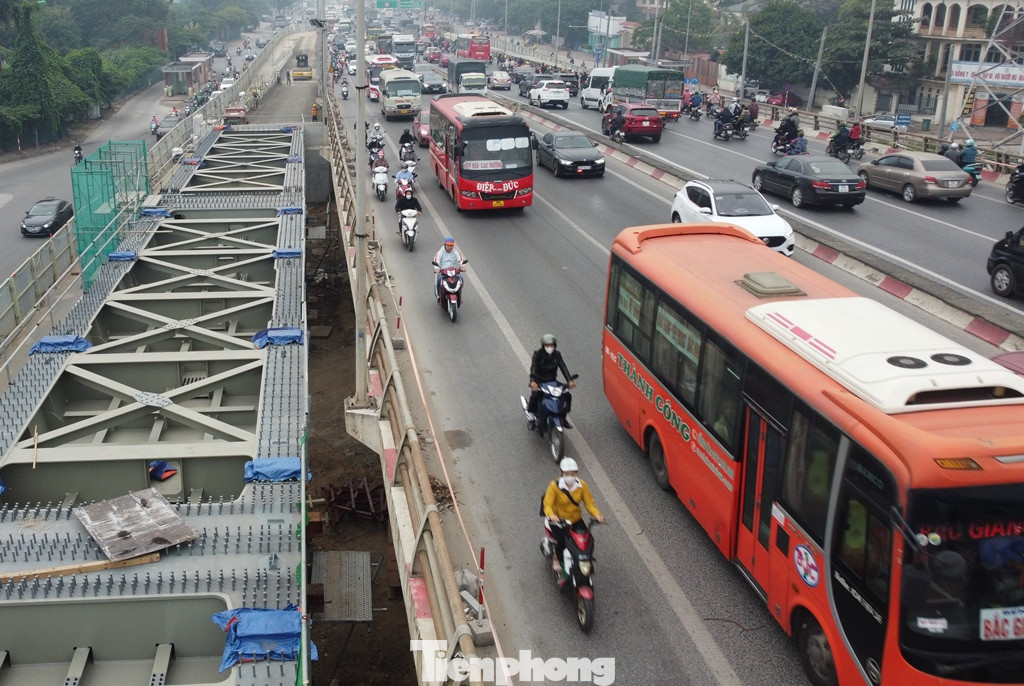 Theo tiến độ, hai cầu vượt thép sẽ hoàn thành vào tháng 12 năm nay. Sau khi hoàn thành, toàn bộ ô tô, xe máy đi trong nội đô Hà Nội sẽ đi vào cầu thép, còn cầu bê tông Mai Dịch hiện nay sẽ dành cho ô tô đi trên đường Vành đai 3 trên cao. Theo tiến độ, hai cầu vượt thép sẽ hoàn thành vào tháng 12 năm nay. Sau khi hoàn thành, toàn bộ ô tô, xe máy đi trong nội đô Hà Nội sẽ đi vào cầu thép, còn cầu bê tông Mai Dịch hiện nay sẽ dành cho ô tô đi trên đường Vành đai 3 trên cao.