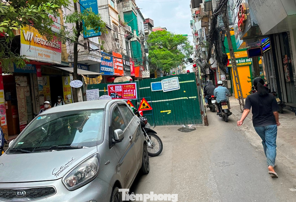 Đường Lương Thế Vinh đoạn từ Nguyễn Trãi đến Tố Hữu vẫn đang bị hàng rào công trường dự án xử lý nước thải Yên Xá chiếm dụng cả năm nay. Đường Lương Thế Vinh đoạn từ Nguyễn Trãi đến Tố Hữu vẫn đang bị hàng rào công trường dự án xử lý nước thải Yên Xá chiếm dụng cả năm nay.