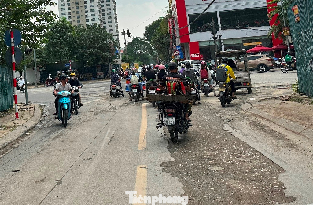 Một số đoạn đã được đơn vị thi công lắp xong đường ống nước và hoàn trả mặt bằng, nhưng do việc hoàn trả mặt bằng chưa đáp ứng yêu cầu dẫn đến tạo sống trâu hoặc lún ổ gà nham nhở. Một số đoạn đã được đơn vị thi công lắp xong đường ống nước và hoàn trả mặt bằng, nhưng do việc hoàn trả mặt bằng chưa đáp ứng yêu cầu dẫn đến tạo sống trâu hoặc lún ổ gà nham nhở.