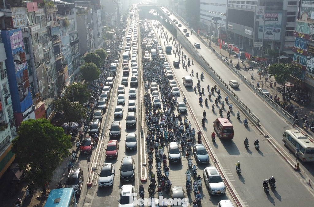 Ùn tắc kéo dài trên cả đường Trường Chinh và Vành đai 2 trên cao.