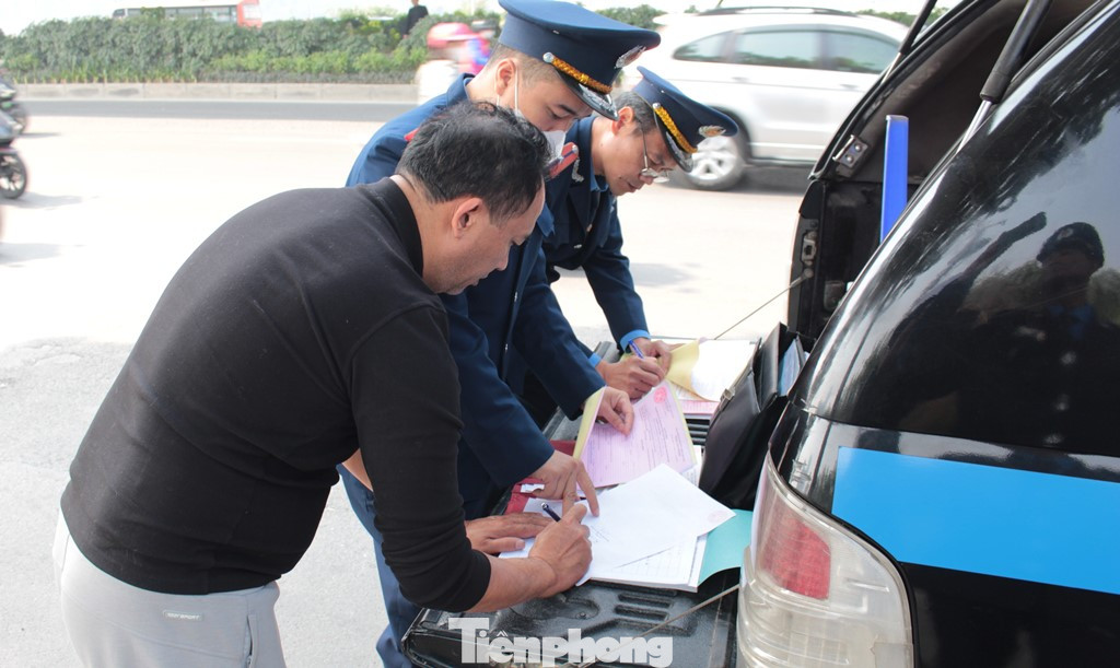 Với lỗi ra khỏi bến xe Mỹ Đình vẫn "rùa bò", dừng đỗ sai quy định tài xế xe khách 21B-00472 chạy tuyến Mỹ Đình - Yên Bái đã phải ký vào biên bản vi phạm.