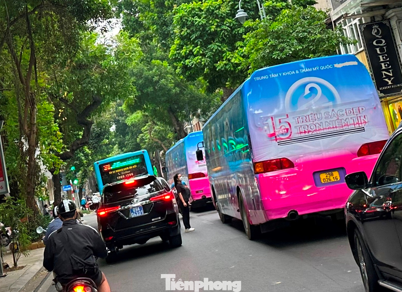 Trong chiều 12/10, khi xe trùm quảng cáo xếp hàng nối đuôi nhau di chuyển song song với xe buýt, các xe phương tiện tham gia giao thông khác bị chặn ngang không thể vượt lên. Trong chiều 12/10, khi xe trùm quảng cáo xếp hàng nối đuôi nhau di chuyển song song với xe buýt, các xe phương tiện tham gia giao thông khác bị chặn ngang không thể vượt lên.