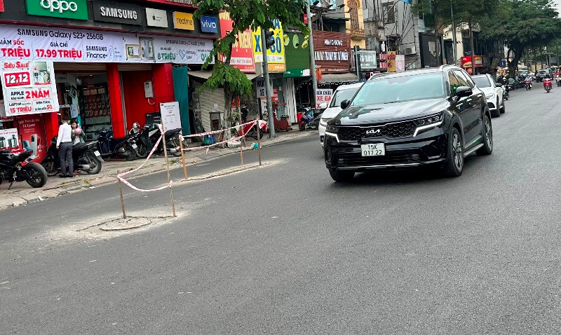 Tại một số đoạn, tuy mặt đường Lê Duẩn đã thảm xong nhưng vị trí nhiều nắp hố ga chưa được nâng cao với mặt đường mới khiến đơn vị thi công phải dựng rào chiếm diện tích mặt đường nhiều ngày.