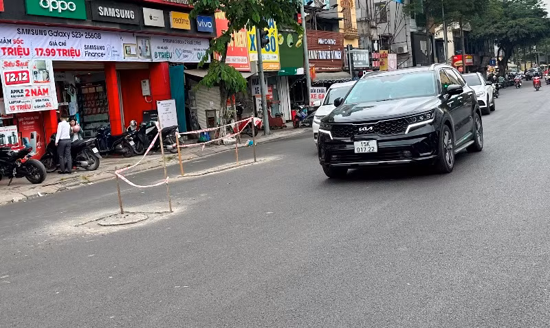 Tại một số đoạn, tuy mặt đường Lê Duẩn đã thảm xong nhưng vị trí nhiều nắp hố ga chưa được nâng cao với mặt đường mới khiến đơn vị thi công phải dựng rào chiếm diện tích mặt đường nhiều ngày.
