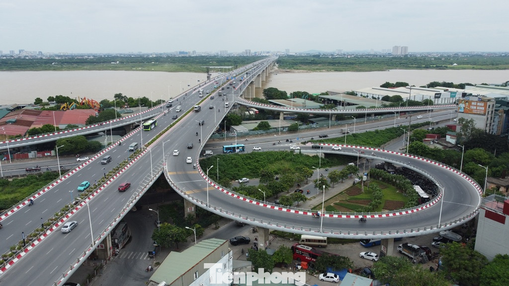 Ngoài ra, do cầu Vĩnh Tuy được nâng tốc độ lên giúp phương tiện từ Vành đai 2 trên cao - đang được lưu thông 80km/h giảm việc phải hãm tốc độ đột ngột, xóa tình trạng dồn toa phương tiện hay gây ùn. Ngoài ra, do cầu Vĩnh Tuy được nâng tốc độ lên giúp phương tiện từ Vành đai 2 trên cao - đang được lưu thông 80km/h giảm việc phải hãm tốc độ đột ngột, xóa tình trạng dồn toa phương tiện hay gây ùn.