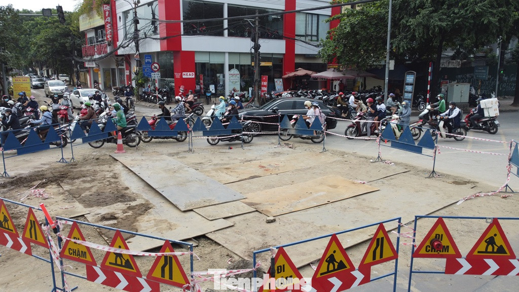 Công trình chỉ được phép thi công về đêm, ban ngày các đơn vị hoàn trả mặt đường bằng những tấm sắt lá, xung quanh là hàng rào tạm bợ, không người hướng dẫn, điều tiết giao thông.