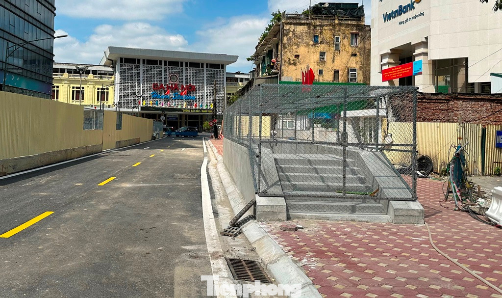 Trong 4 ga ngầm, hiện ga S12 đoạn trước ga Hà Nội vừa được các đơn vị thi công khoan đào ngầm xong bên dưới, đang tiến hành thi công các hạng mục tiếp theo, 2 cửa hầm lên xuống ga cũng đã nổi trên mặt đất, hoàn trả 1 phần phố Trần Hưng Đạo (Hoàn Kiếm) chuẩn bị phục vụ giao thông.