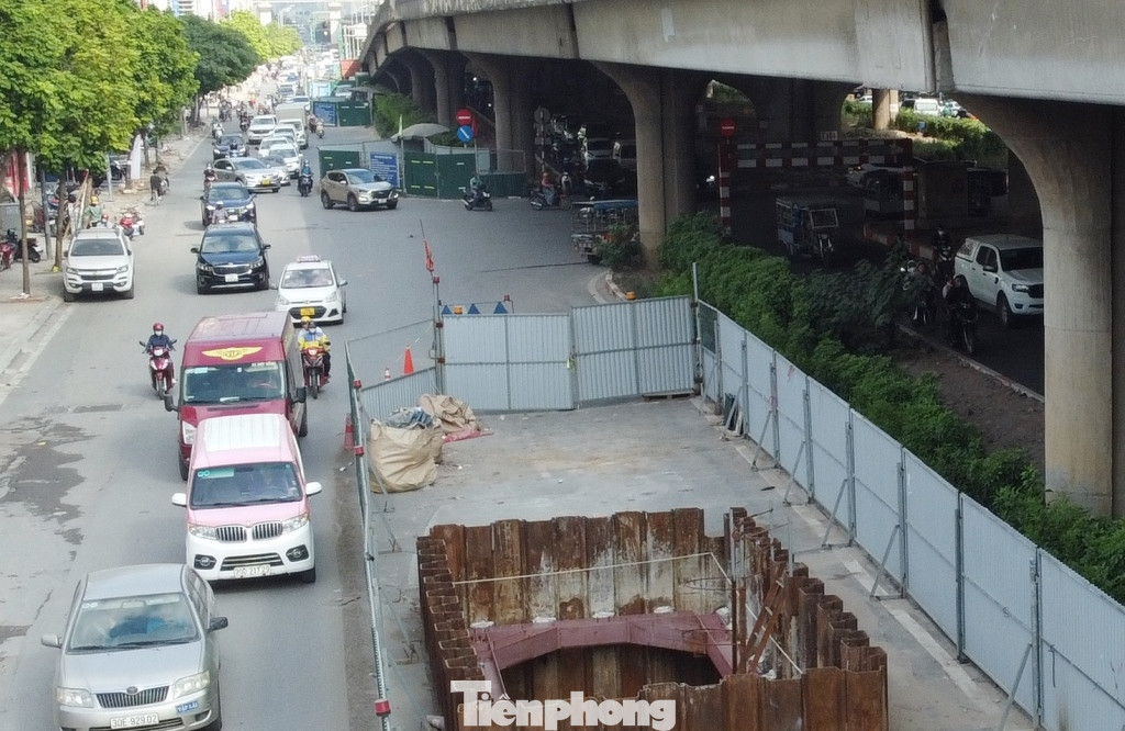 Tuy nhiên đến nay, thời điểm trên đã qua được hơn 3 tháng, nhưng nhiều hàng rào trên đường Nguyễn Xiển vẫn tồn tại thế này. Tuy nhiên đến nay, thời điểm trên đã qua được hơn 3 tháng, nhưng nhiều hàng rào trên đường Nguyễn Xiển vẫn tồn tại thế này.