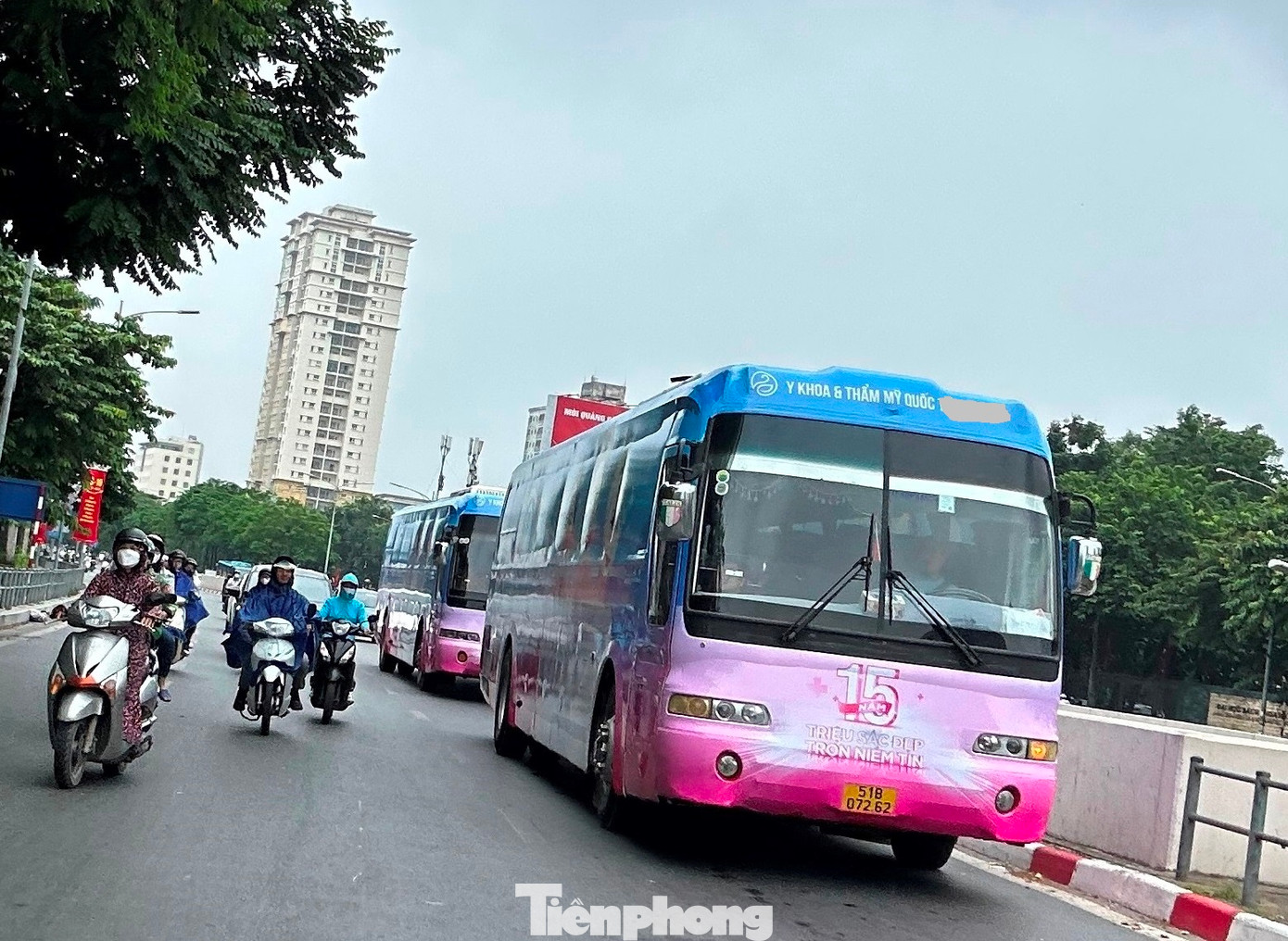 Sự việc xảy ra sau khi trên nhiều tuyến phố thuộc địa bàn quận Hoàn Kiếm, Ba Đình, Đống Đa có nhiều xe khách trùm biển quảng cáo vi phạm luật giao thông đường bộ hoạt động. Báo Tiền Phong đăng bài, clip phản ánh về tình trạng trên. Sự việc xảy ra sau khi trên nhiều tuyến phố thuộc địa bàn quận Hoàn Kiếm, Ba Đình, Đống Đa có nhiều xe khách trùm biển quảng cáo vi phạm luật giao thông đường bộ hoạt động. Báo Tiền Phong đăng bài, clip phản ánh về tình trạng trên.